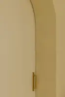 골드 핸들이 빛나는 아치형 도어 디테일 컷